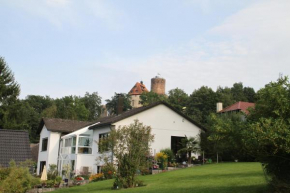 Apartment mit Burgblick im Grünen, Familie Held